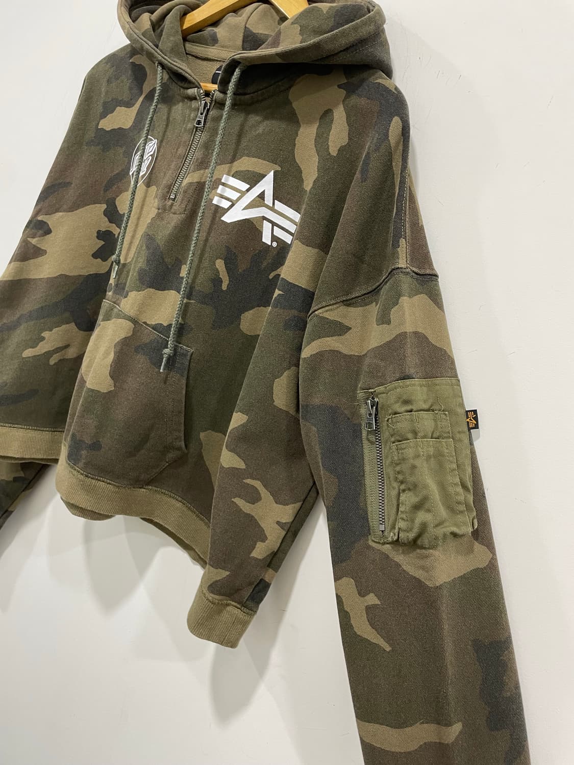 Alpha Industries X Santa Cruz 카모 크롭 후드티 상품이미지8