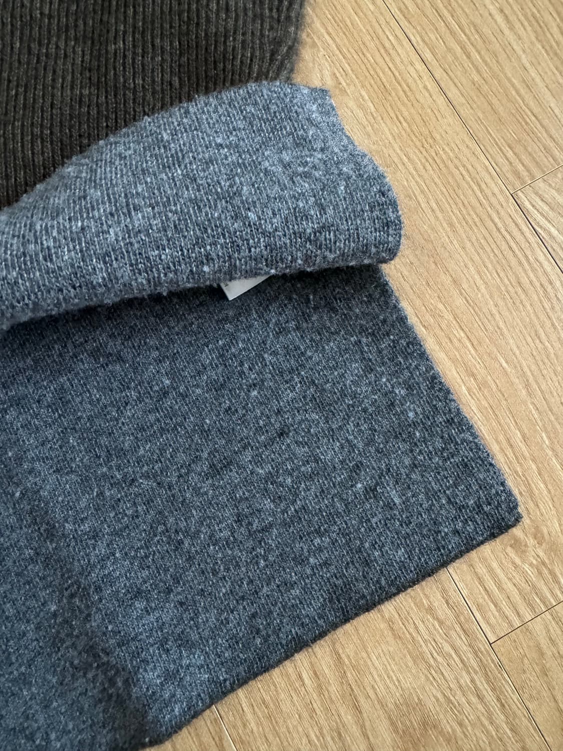 우마뭉 블루 폭스 믹스 스티치 칼라 니트 팔아요! 상품이미지3