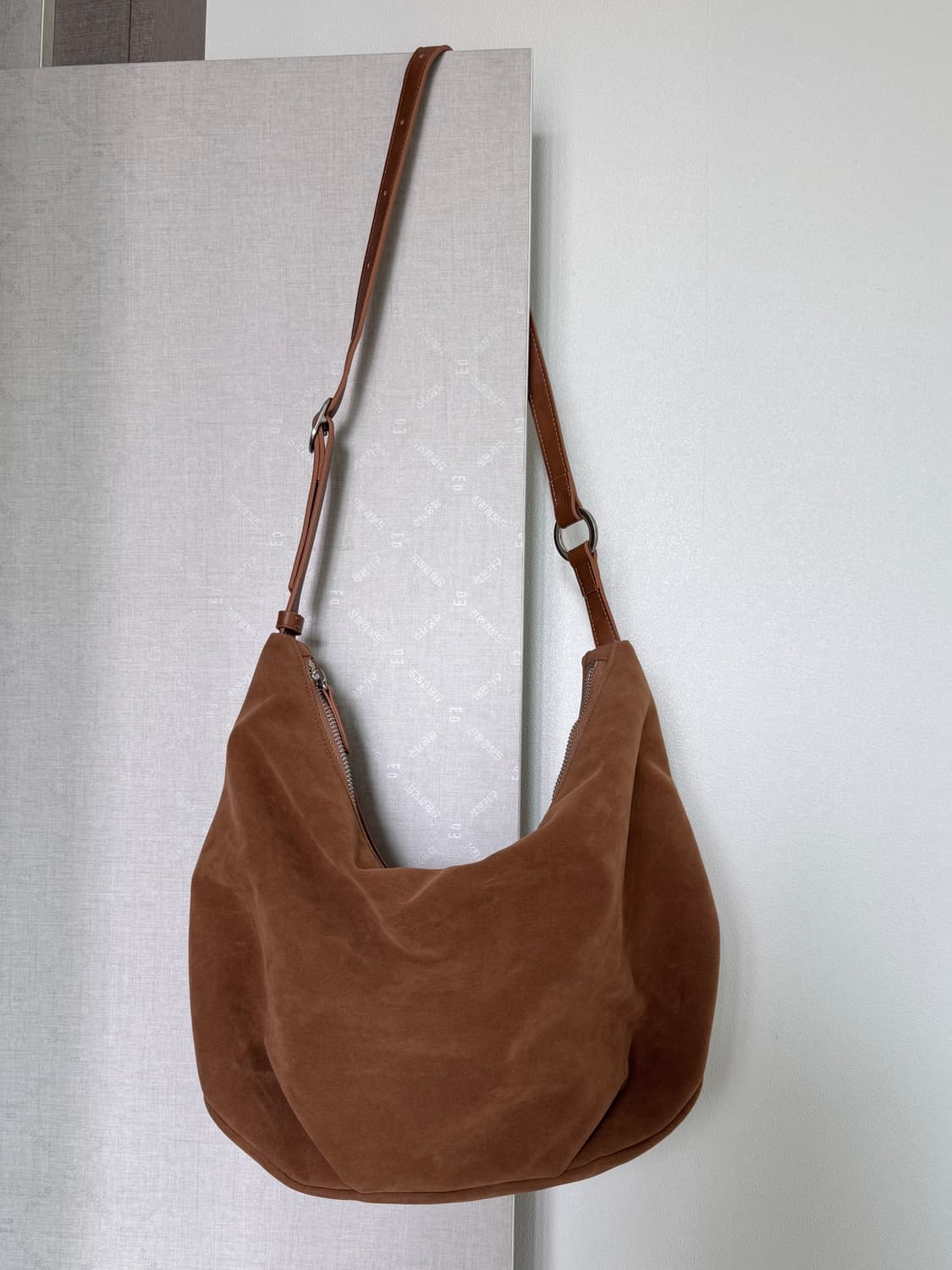 파인드카푸어 필로우 푸퍼백 35 카멜 상품이미지3