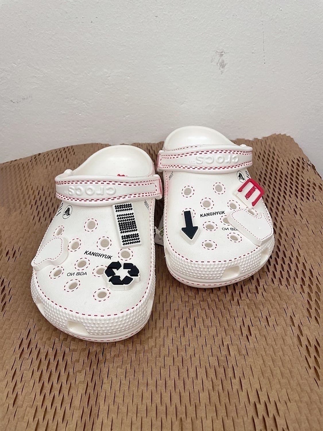 (정품/새상품) 크록스 X 강혁 공용 클래식 클로그 화이트 샌들 상품이미지4