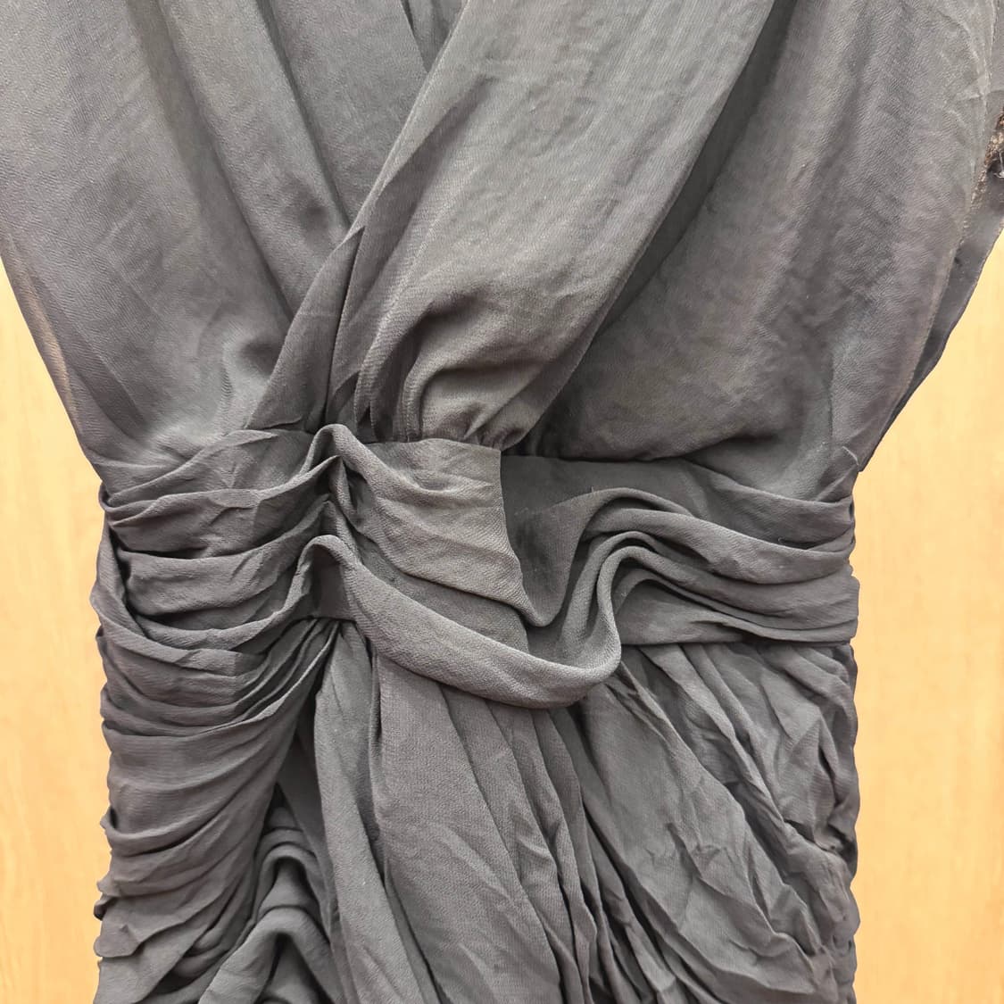 아르마니 익스체인지 슬리브리스 미니 원피스 셔링 디테일 딥브이 블랙 상품이미지6