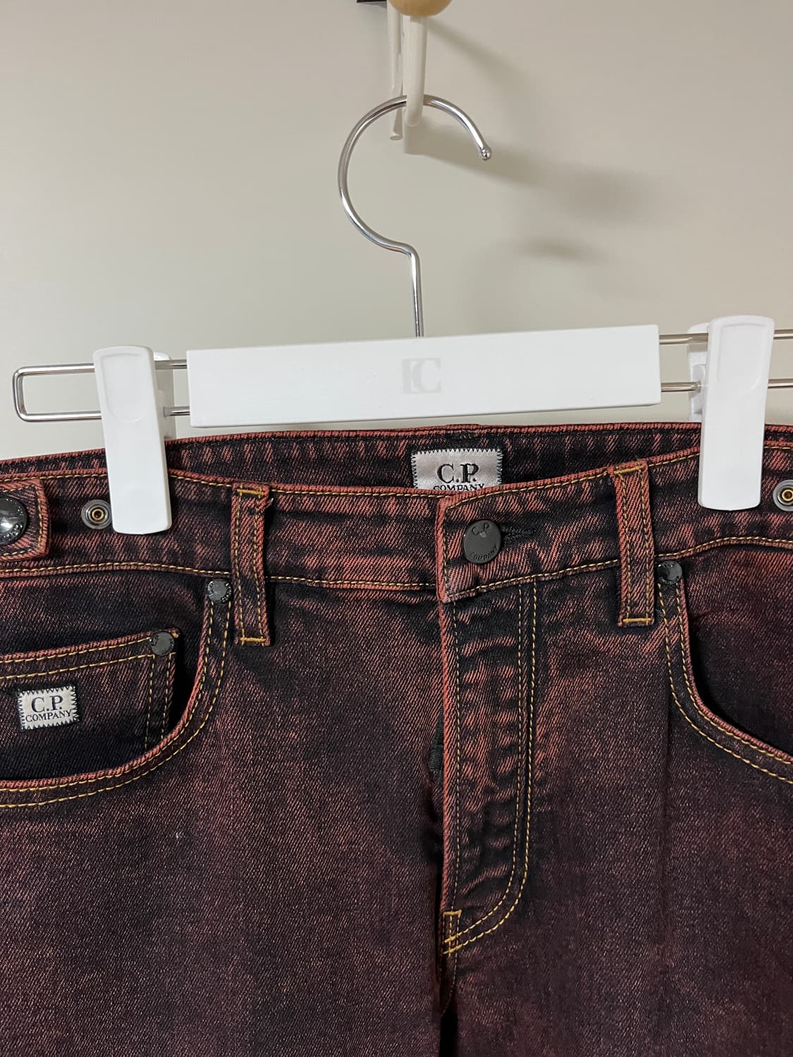 cp 컴퍼니 레드 워싱 데님 팬츠 상품이미지2