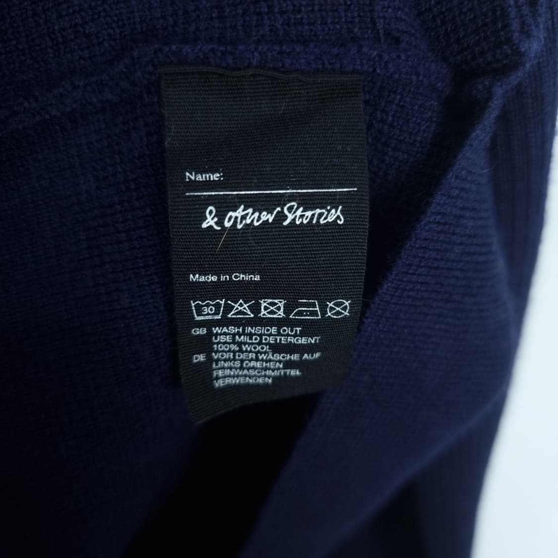 [앤아더스토리즈] 숄더 버튼 니트 네이비 M18353 상품이미지7