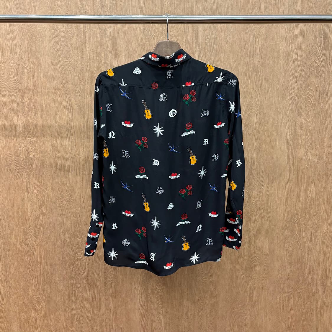 산드로 긴팔 실크 셔츠 하트 기타 장미 프린트 패턴 디테일 블랙 상품이미지3