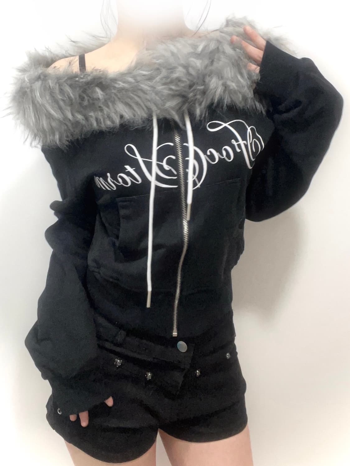 Off-shoulder Black fur hoodie 상품이미지1