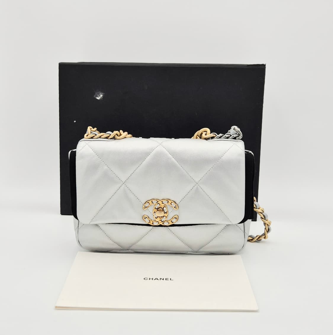 샤넬 19 미듐 실버 플랩 금장 체인 숄더백 상품이미지1