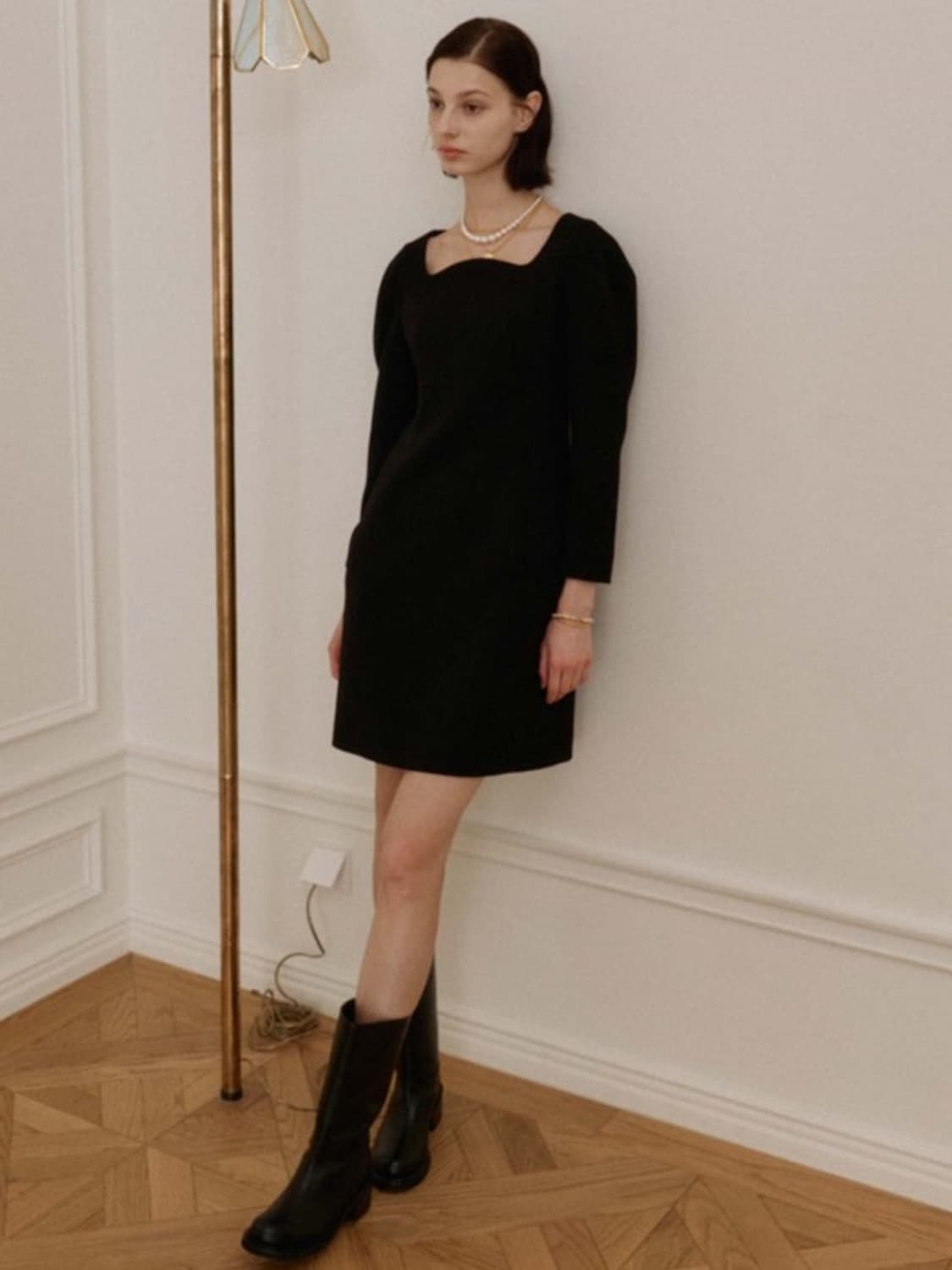 온앤온 커브드넥 블랙 원피스 상품이미지6