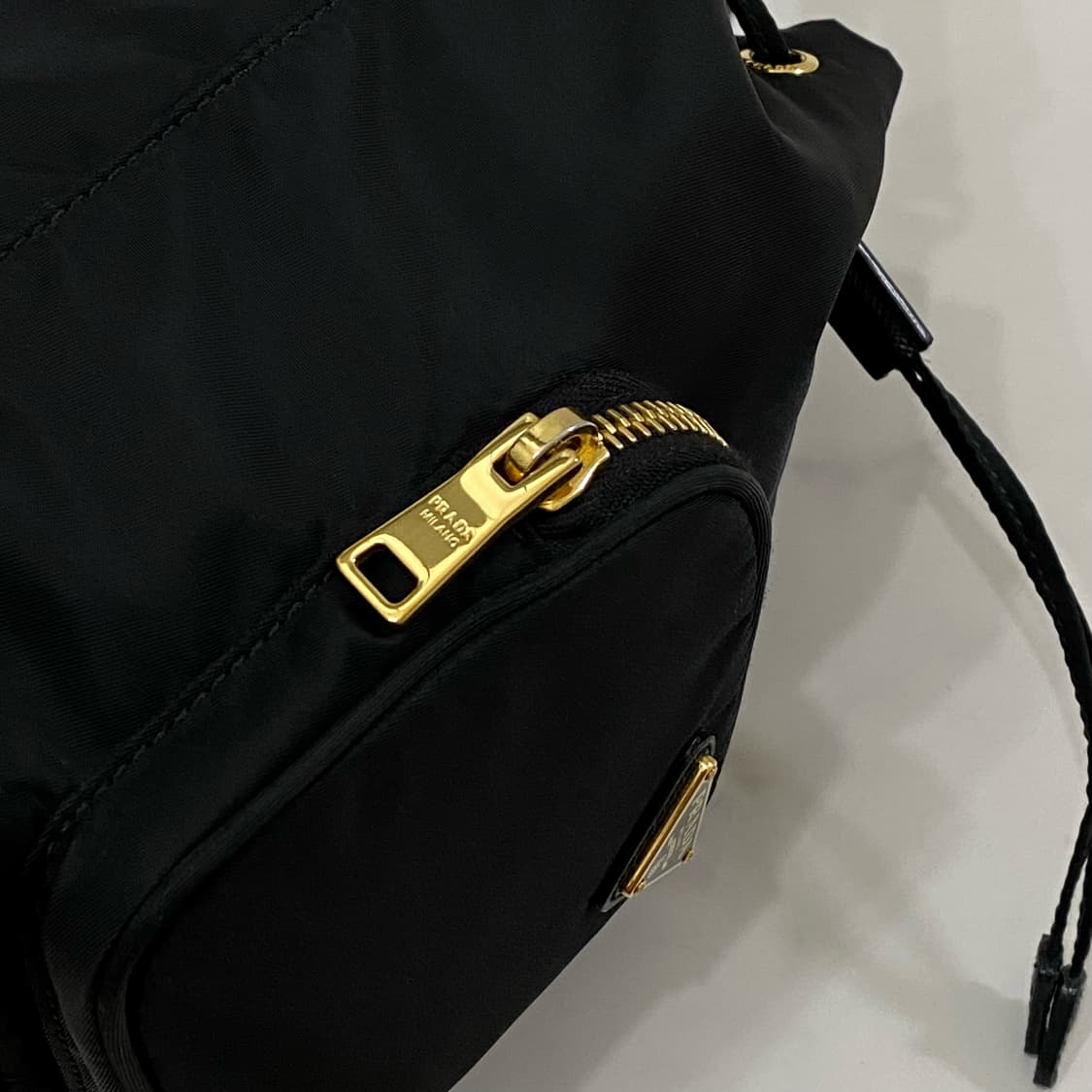 거의새것 프라다 듀엣 리나일론 삼각로고 버킷백 1BH038 블랙 상품이미지7