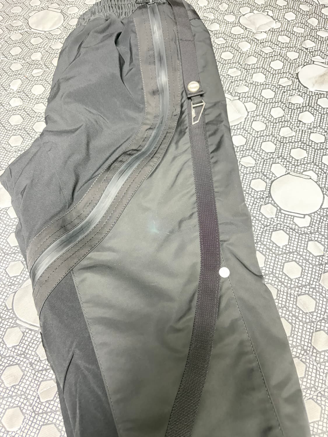 언더마이카 트위스트 지퍼 라인 테이핑 팬츠 0 상품이미지2