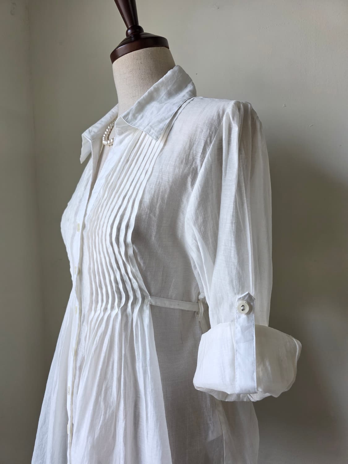 화이트 텐셀 핀턱 롤업 블라우스  상품이미지4