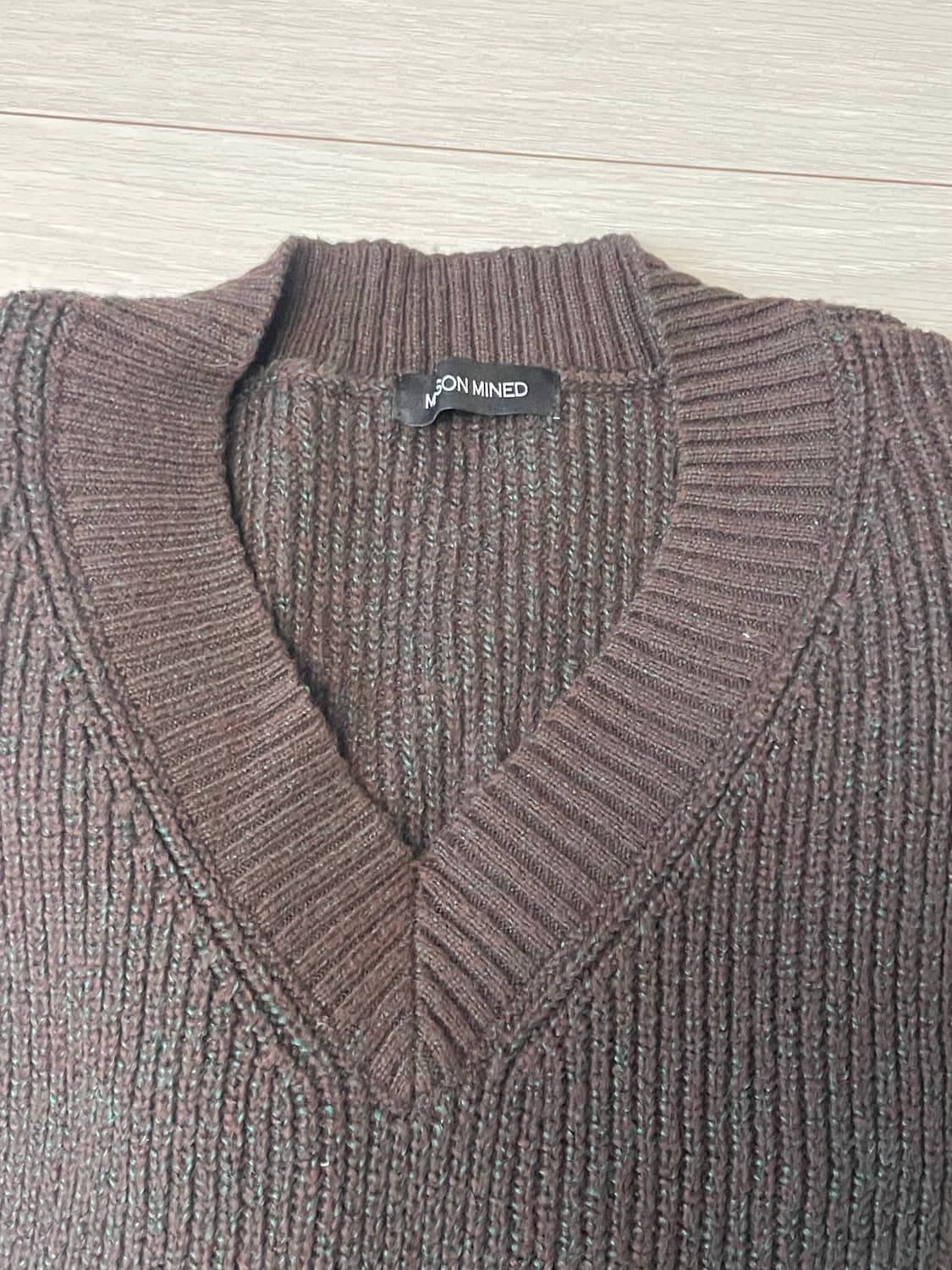 메종미네드 브이넥 니트 브라운 상품이미지2