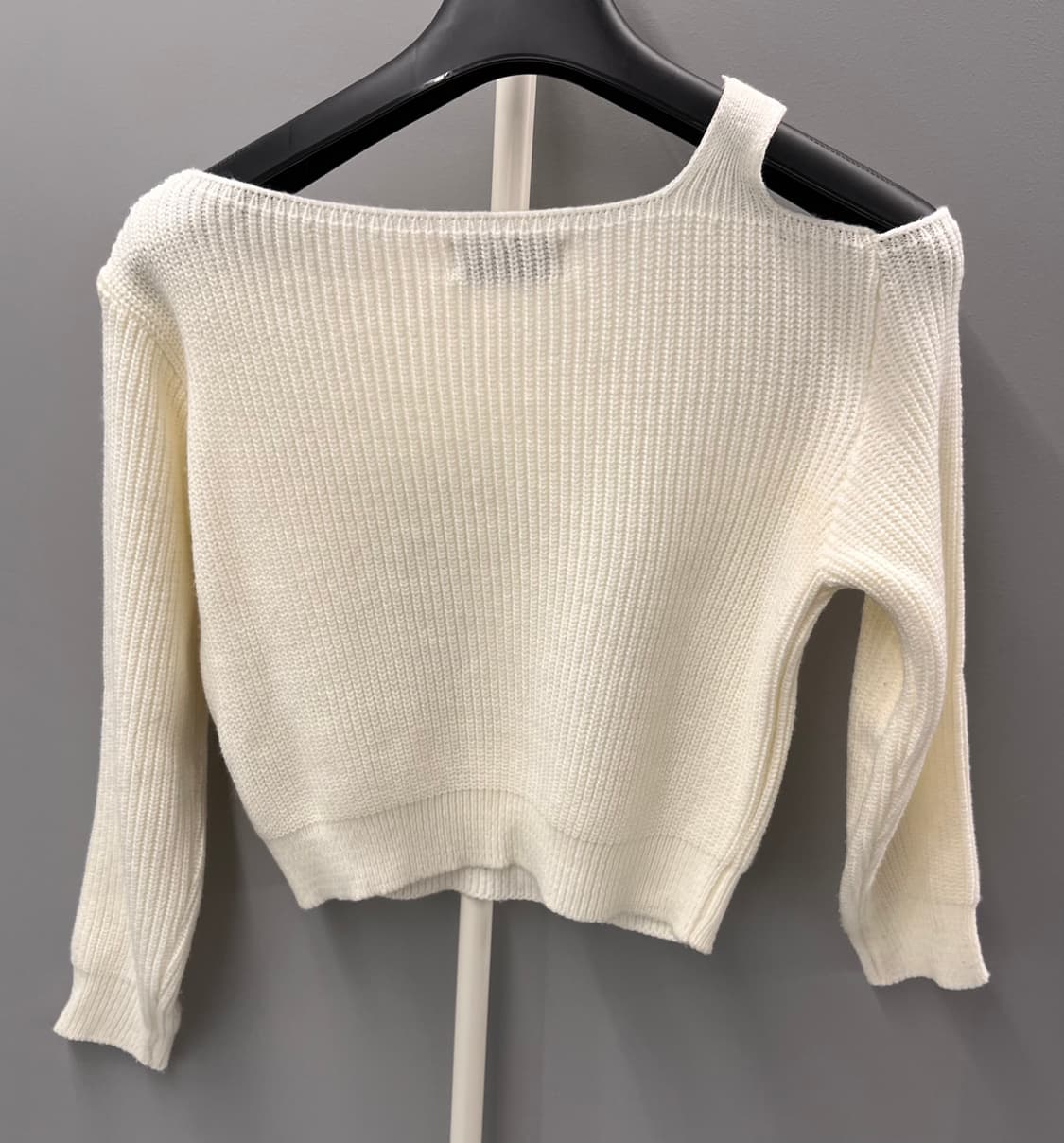 닉앤니콜 어깨트임 니트 아이보리 상품이미지3