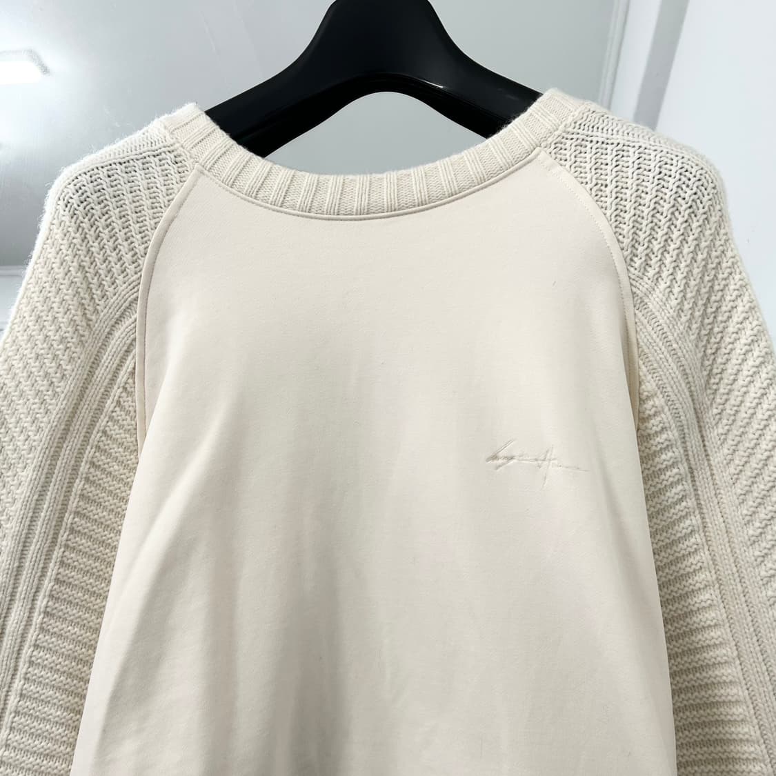 송지오 옴므 케이블 슬리브 라글랑 맨투맨 크림 상품이미지7