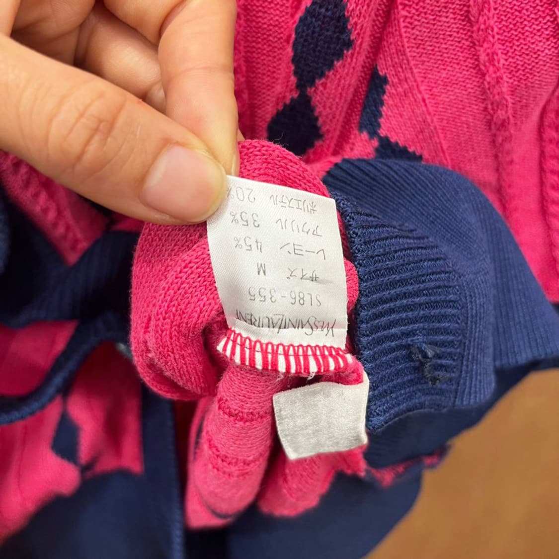 입생로랑 니트 가디건 배색 밑단 커프 아가일 패턴 디테일 핑크 네이비 상품이미지8