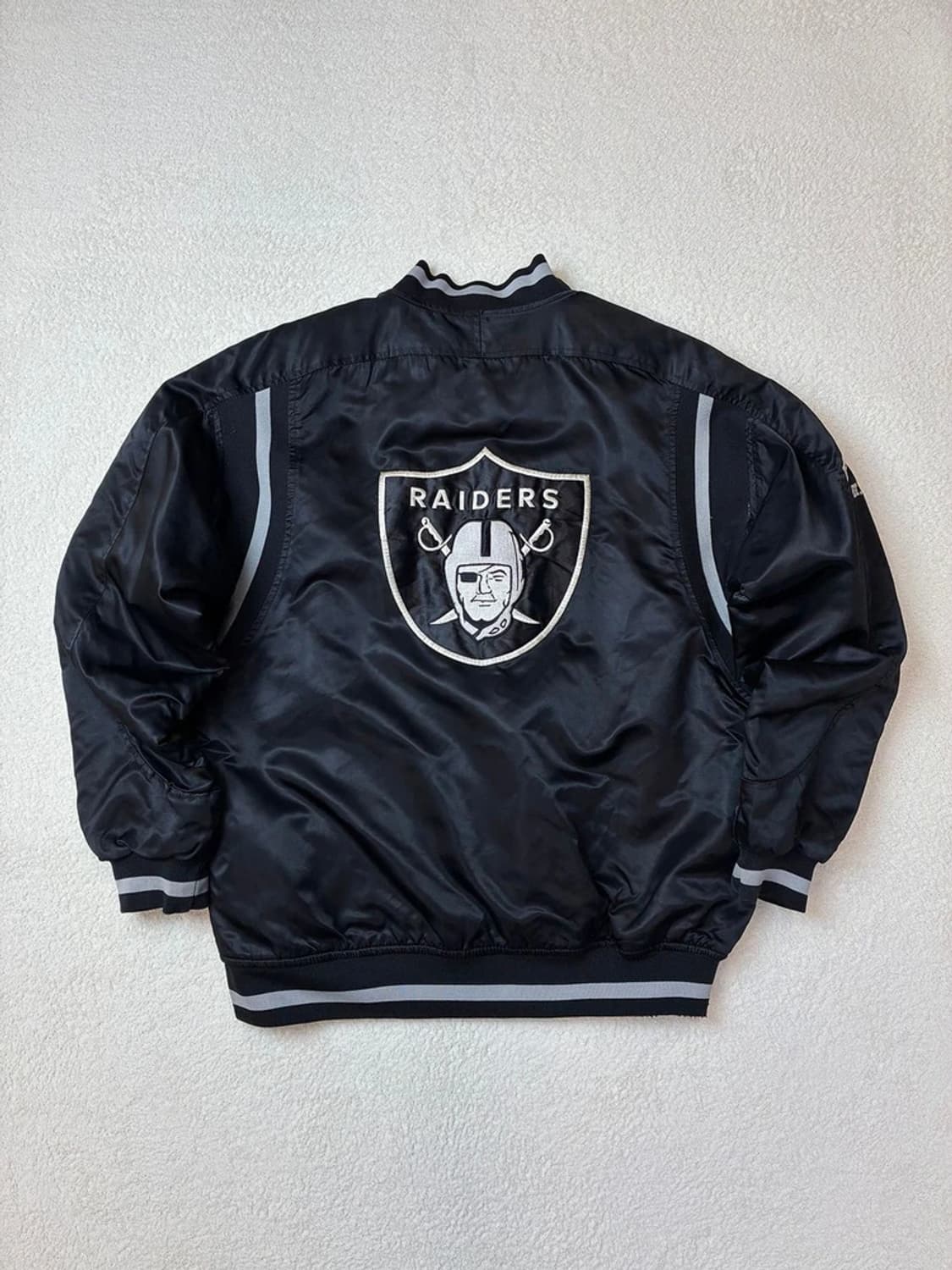 NFL 오클랜드 레이더스 아치 로고 블랙 사틴 바시티 점퍼 PN5733 상품이미지1