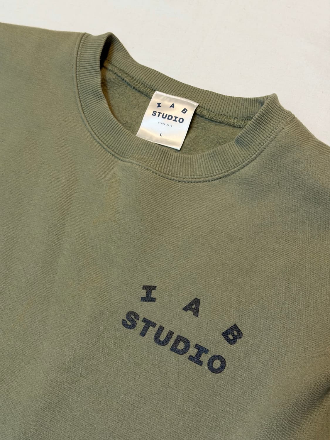 아이앱 스튜디오 맨투맨 스웻셔츠 올리브 그린 카키 상품이미지3