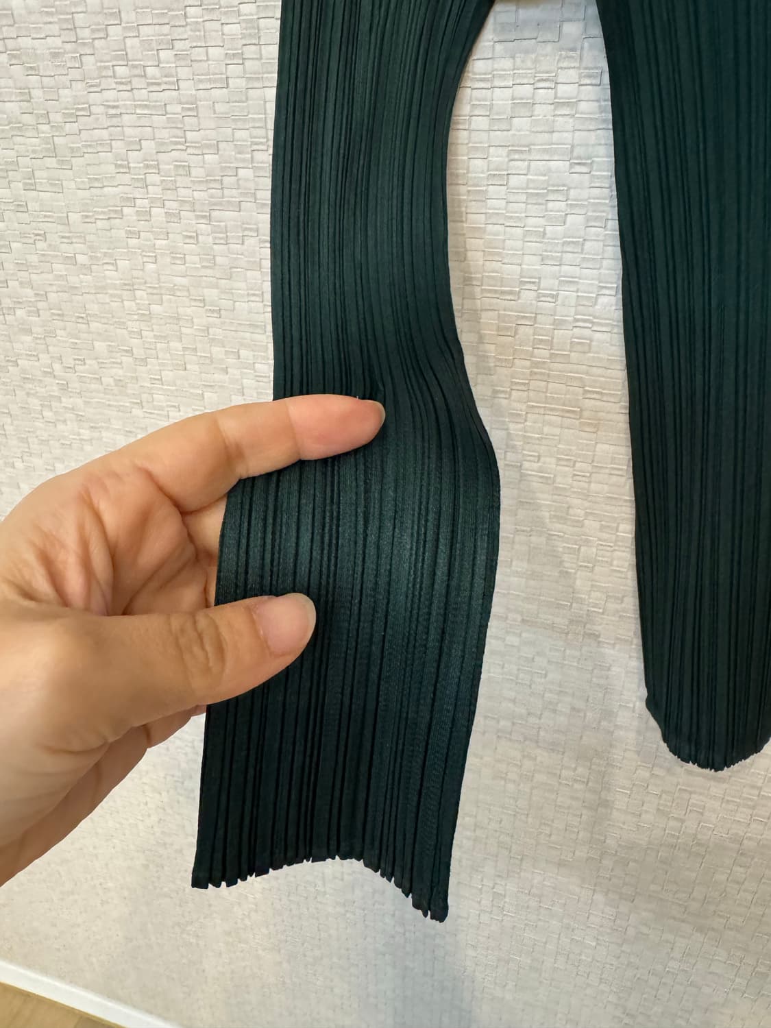 플리츠플리즈 반목 긴팔 탑 다크 그린 상품이미지3