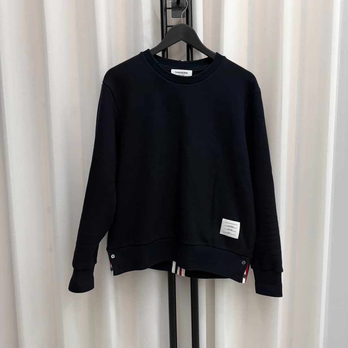 [2] 톰브라운 백삼선 맨투맨 네이비 상품이미지2