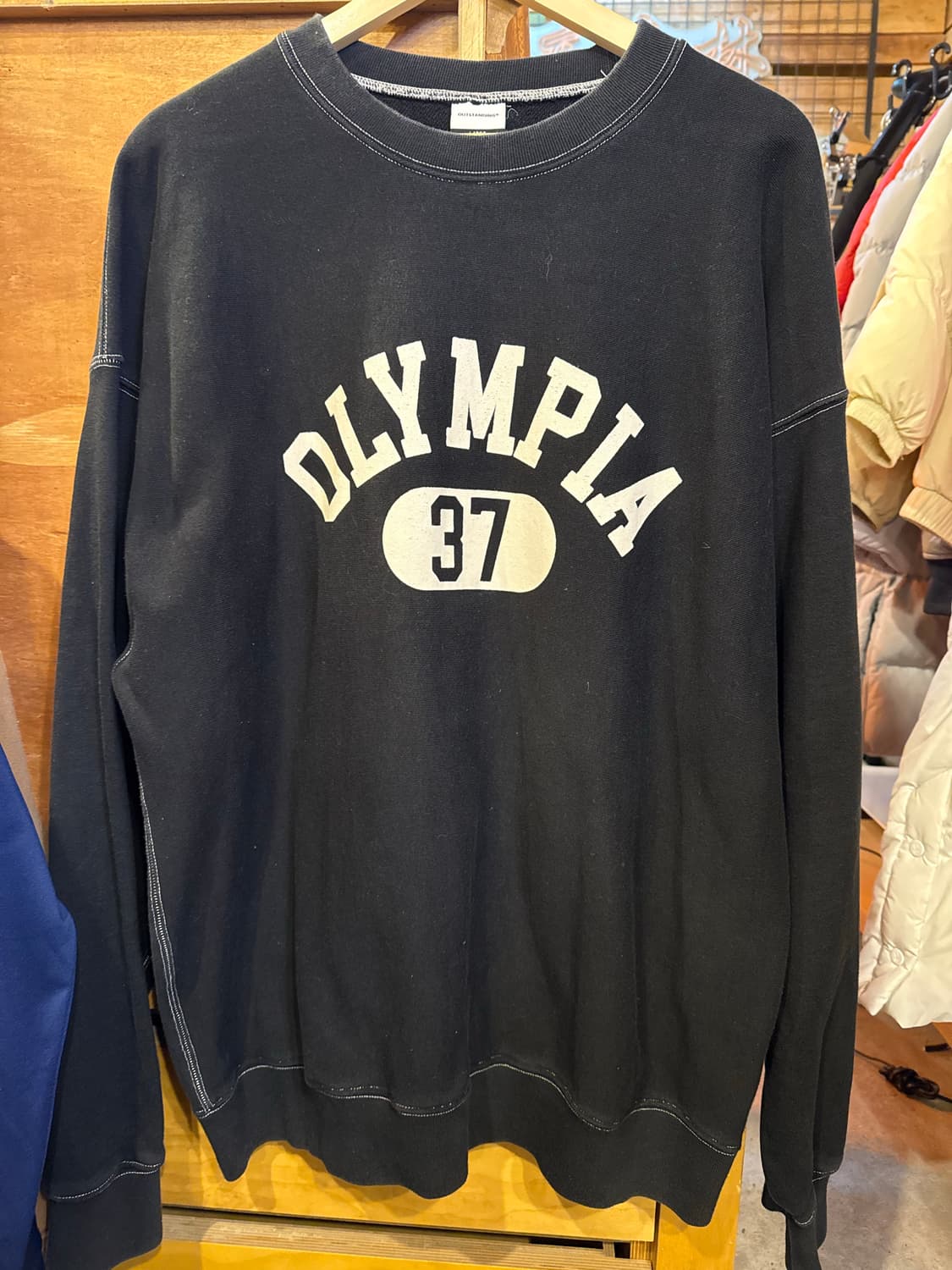 아웃스탠딩 블랙 맨투맨 상품이미지1