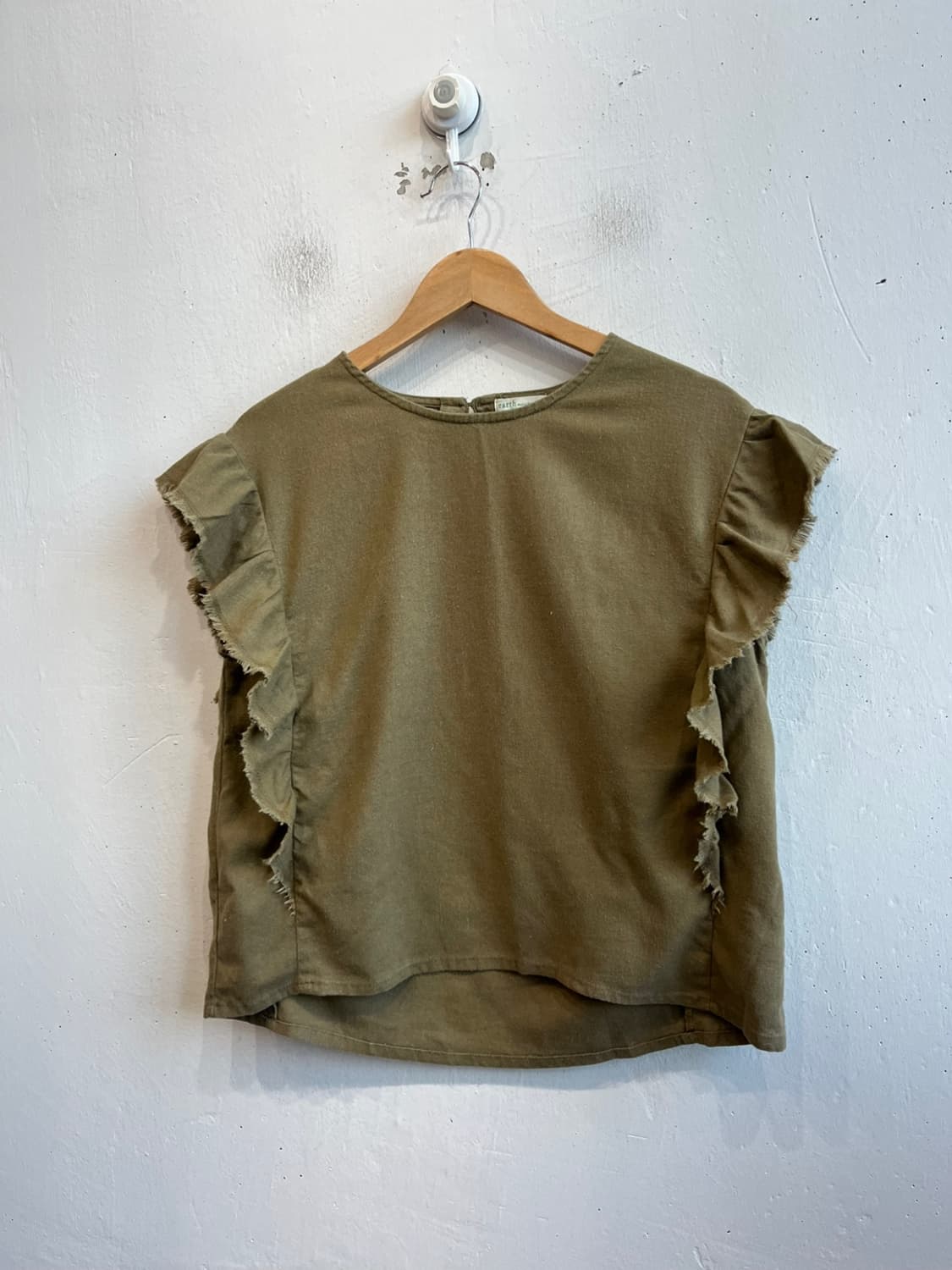 어스뮤직 JPN 린넨 블렌디드 프릴 블라우스 상품이미지1