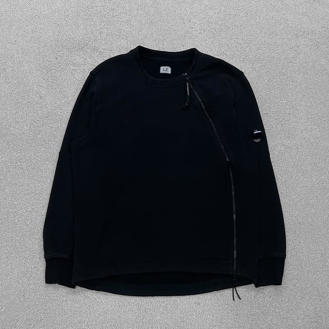 C.P 컴퍼니 사선 지퍼 렌즈 맨투맨 블랙 상품이미지1