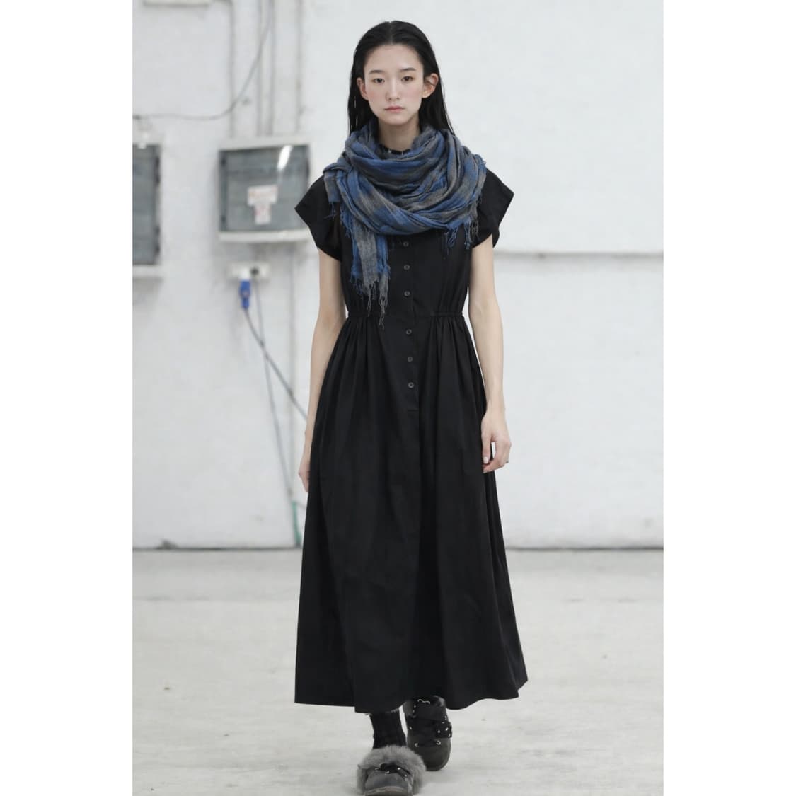블랙 버튼 롱 원피스 상품이미지1