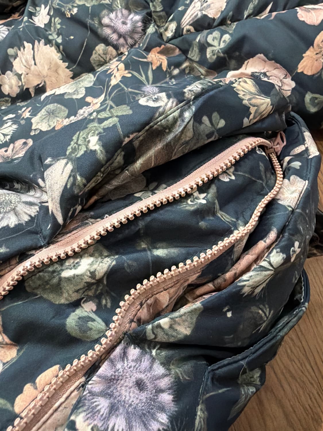 써스데이 아일랜드 플라워 패턴 덕다운 패딩 상품이미지5