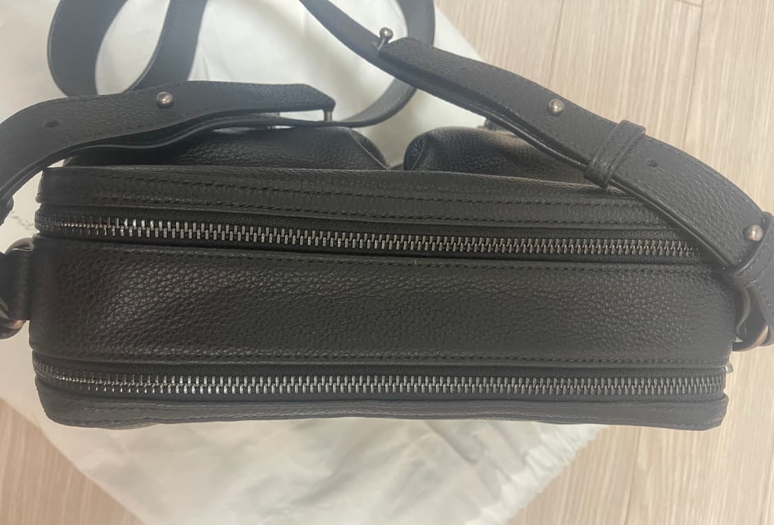 유스 25ss 레더 카메라백 블랙 상품이미지4