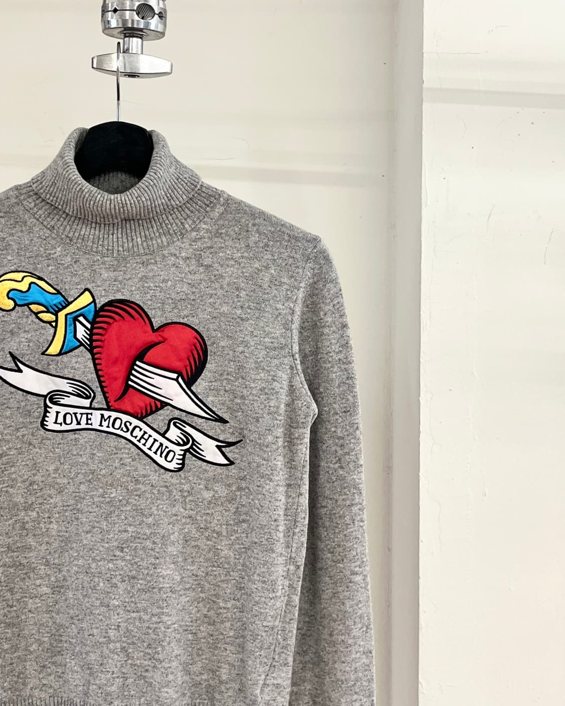 모스키노 그레이 블랜드 레드 하트 스웨터 상품이미지4