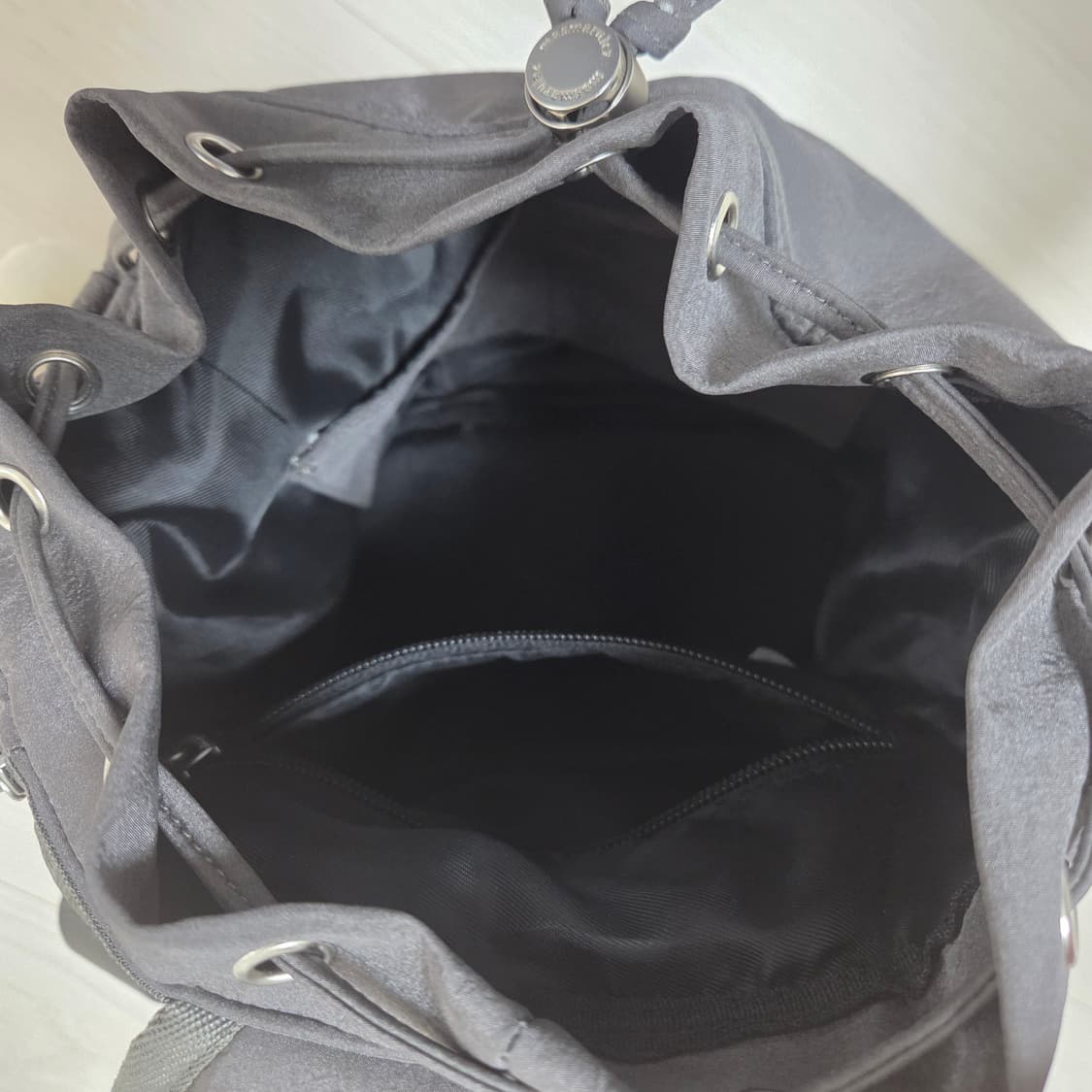 마스마룰즈 미니 글로시 플랩 백팩 (다크그레이) 상품이미지8