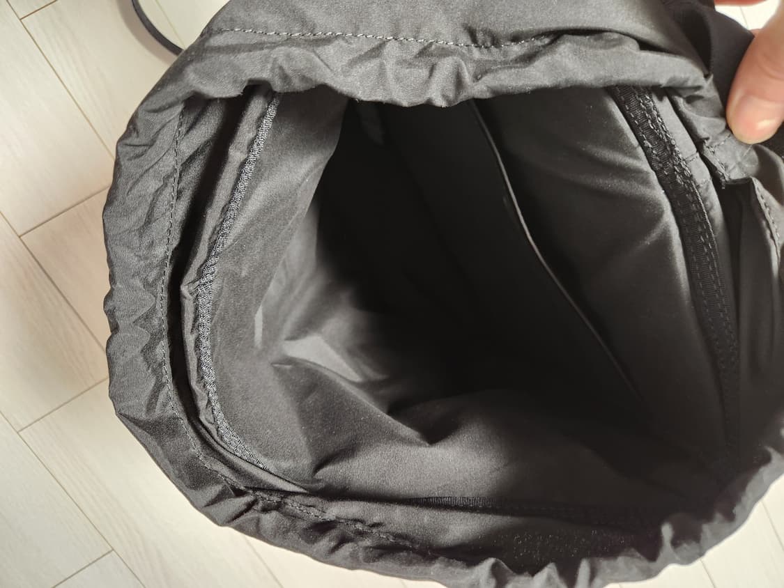 새상품급)캘빈클라인 진 여성 씨티 나일론 백팩

오염 하자 없이 깨끗해요 상품이미지3