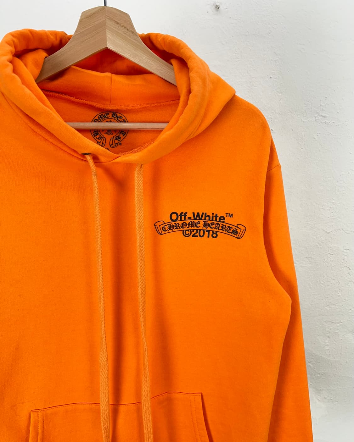 크롬하츠 x 오프화이트 18fw 네온 오렌지 후디 상품이미지4