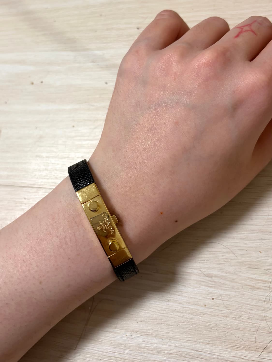 프라다 사피아노 레더 브레이슬릿 블랙 상품이미지2