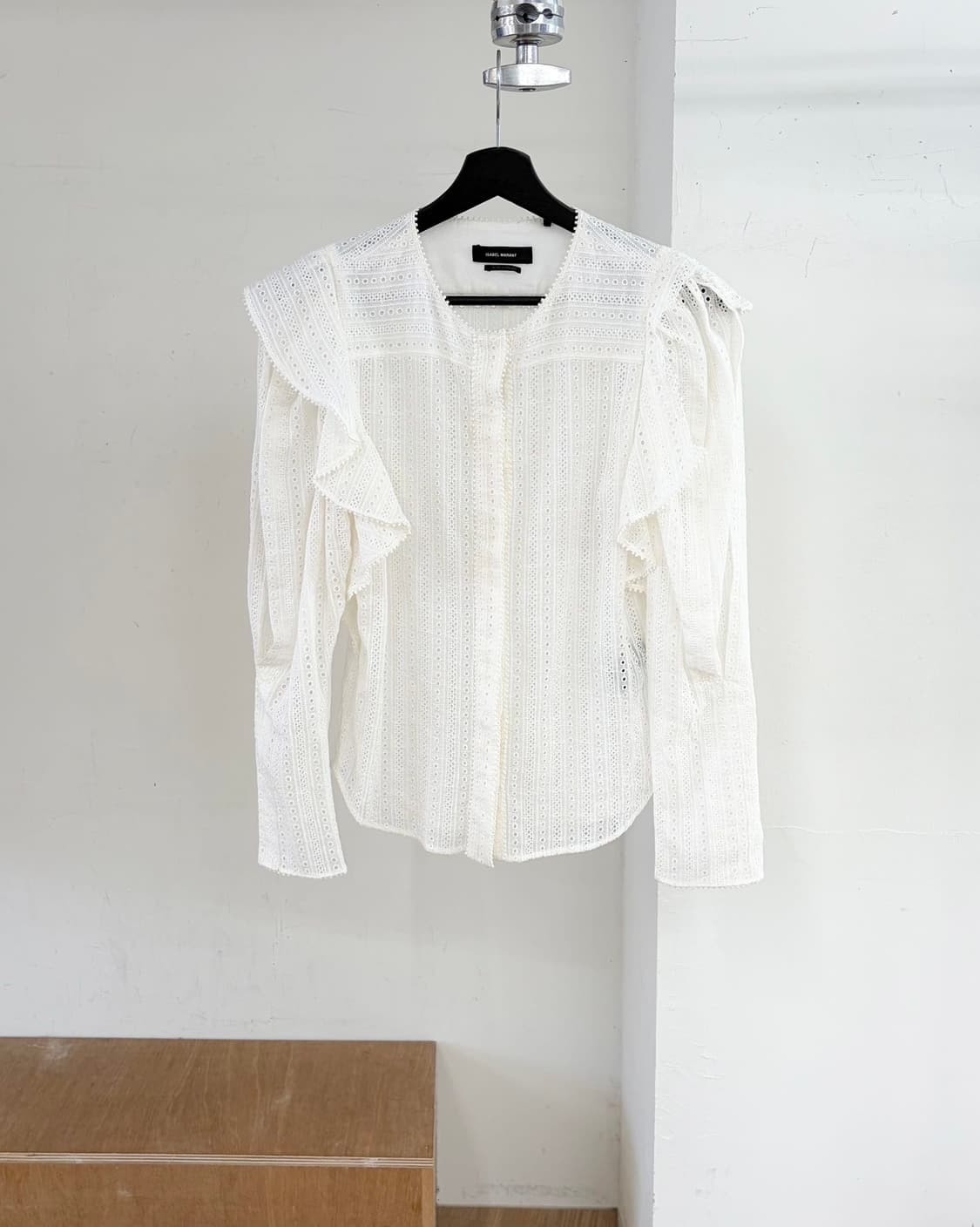 이자벨마랑 화이트 겟일리아 러플 라운드넥 블라우스  상품이미지1