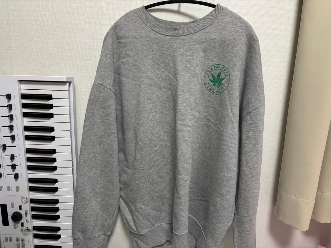 봄 칸나비스 레터링 오버핏 맨투맨 상품이미지1