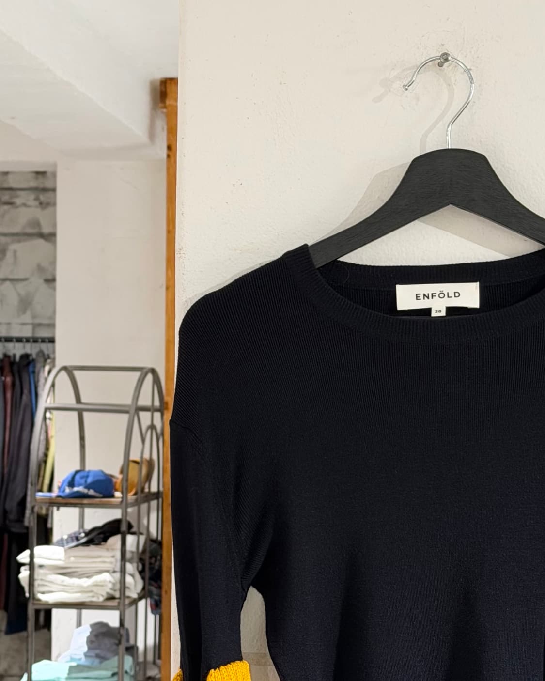 엔폴드 블랙 슬리브 배색 풀오버 니트 상품이미지2