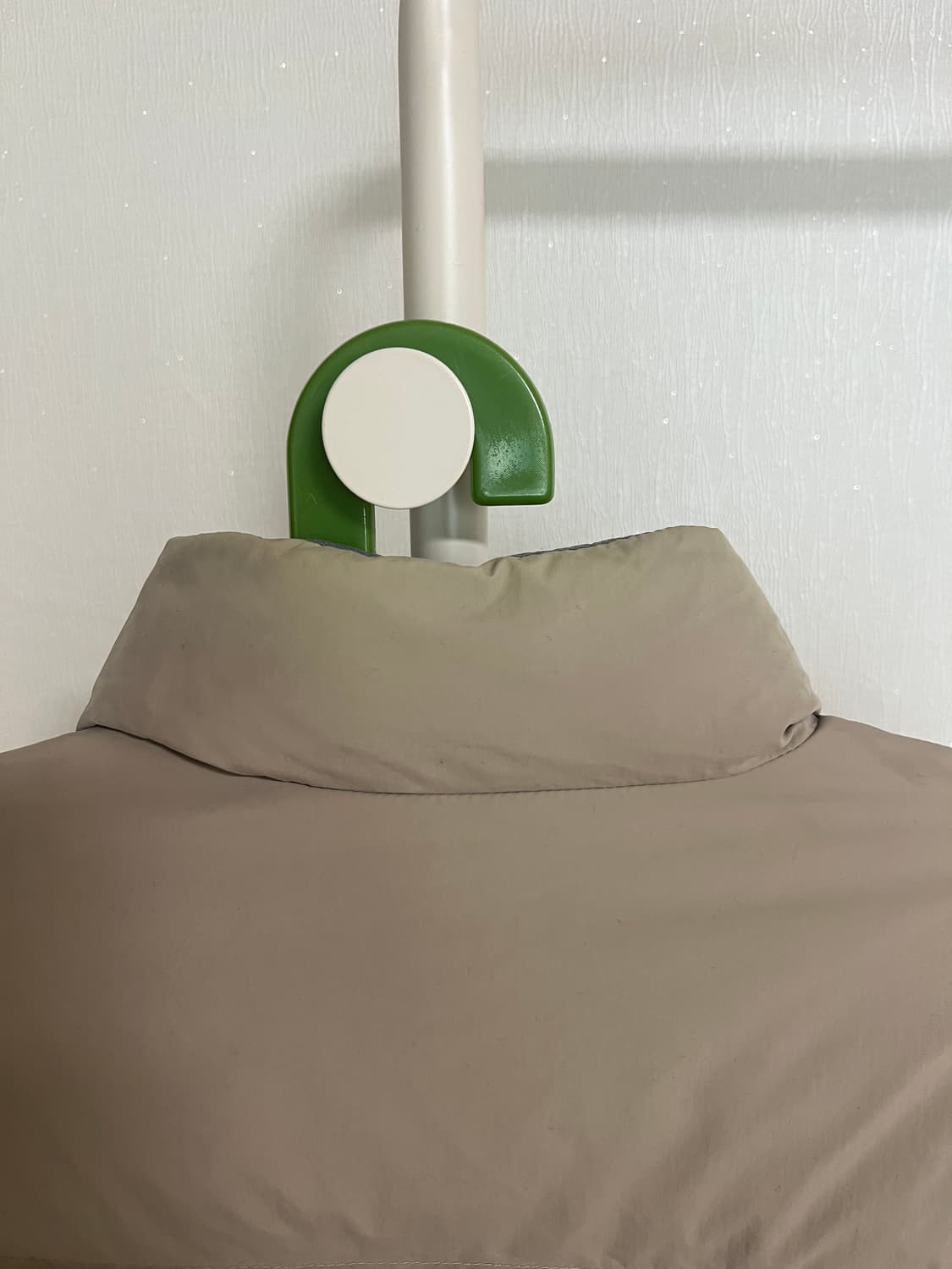 MSCHF 미스치프 로고 자수 크롭 숏패딩 Beige 상품이미지9