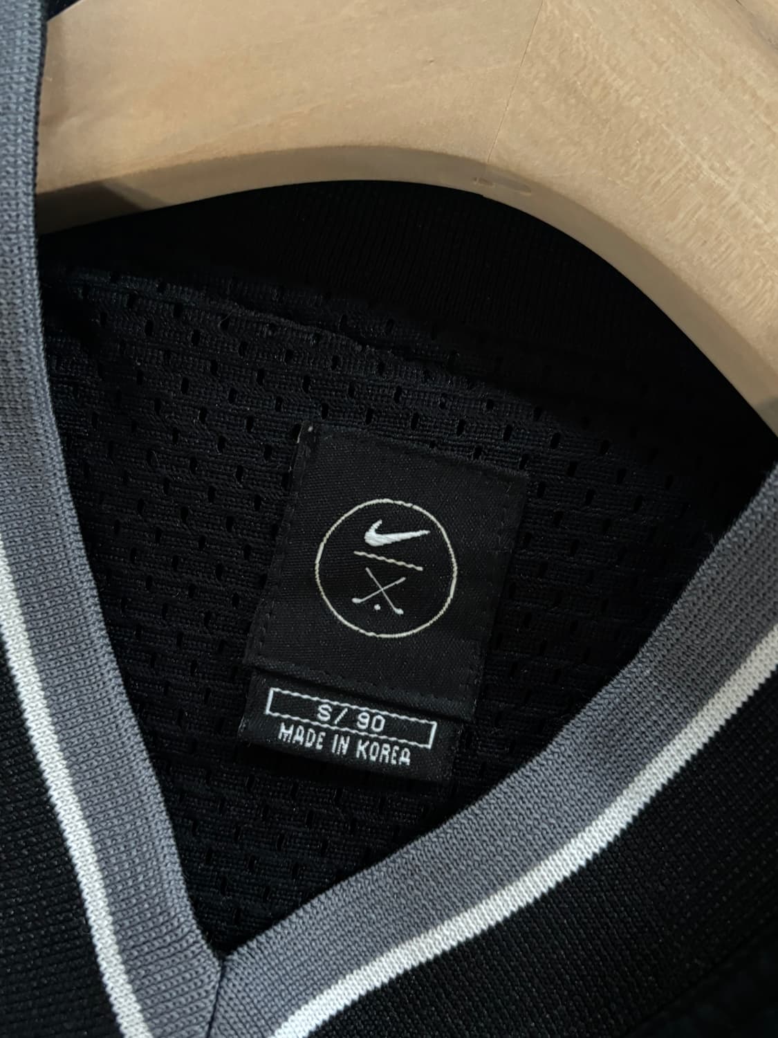 Nike 나이키 스우시 블랙컬러 브이넥 웜업 상품이미지4