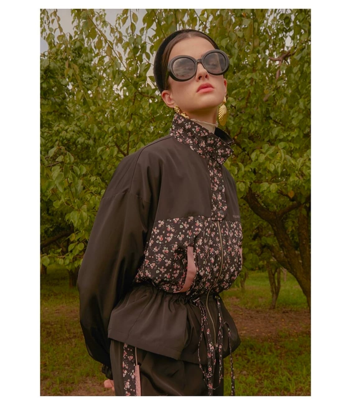 바이탈사인 플라워 패턴 스트랩 셔링 윈드브레이커 바람막이 상품이미지2