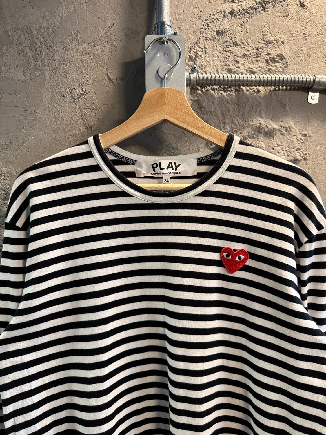 XL 꼼데가르송PLAY 스트라이프 하트 패치 긴팔 티셔츠 블랙 상품이미지4