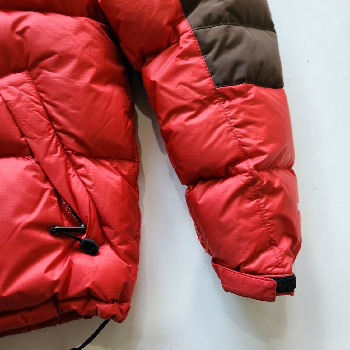 노스페이스 800 발토로 패딩 (브라운/레드) 상품이미지5