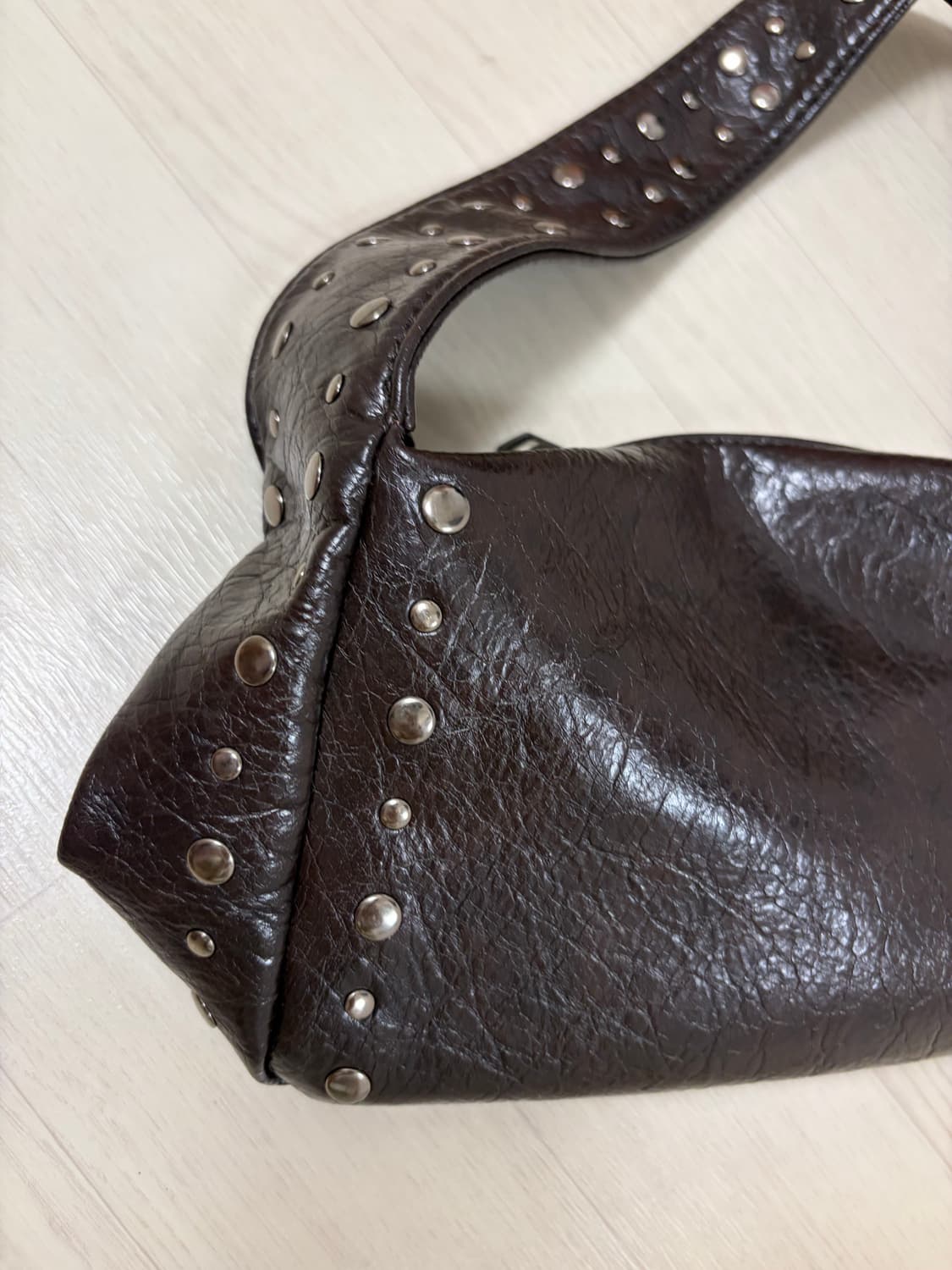 브라운 스터드 숄더백 상품이미지3