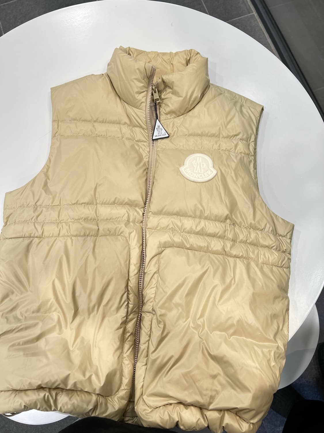 몽클레어 패딩조끼 팝니다 상품이미지1