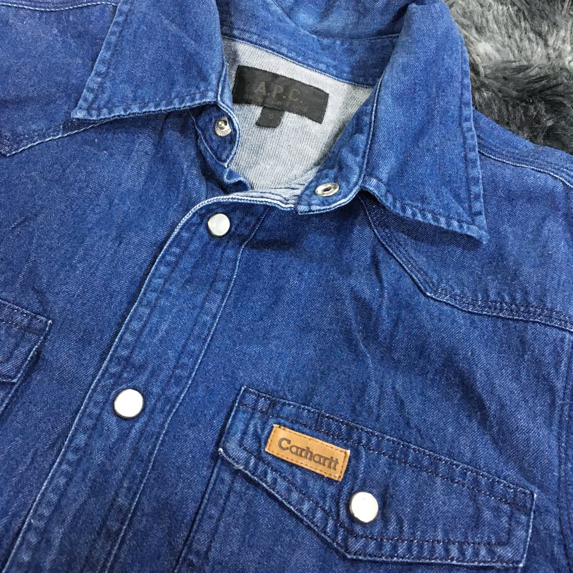 투티/0394 칼하트 x APC 데님 청 셔츠 슬림핏 버튼 디테일 상품이미지3