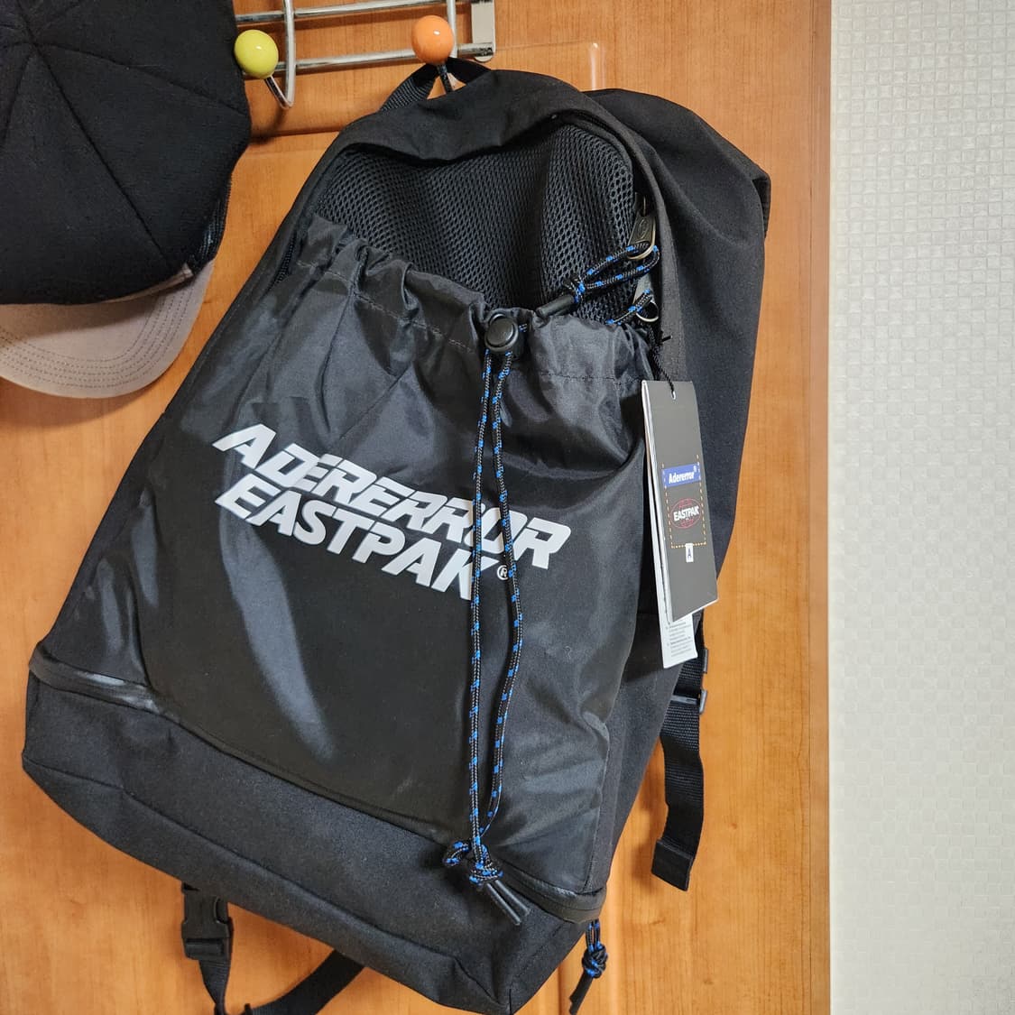 아더에러 이스트팩 슬링 백 새상품 백팩 크로스백 상품이미지4