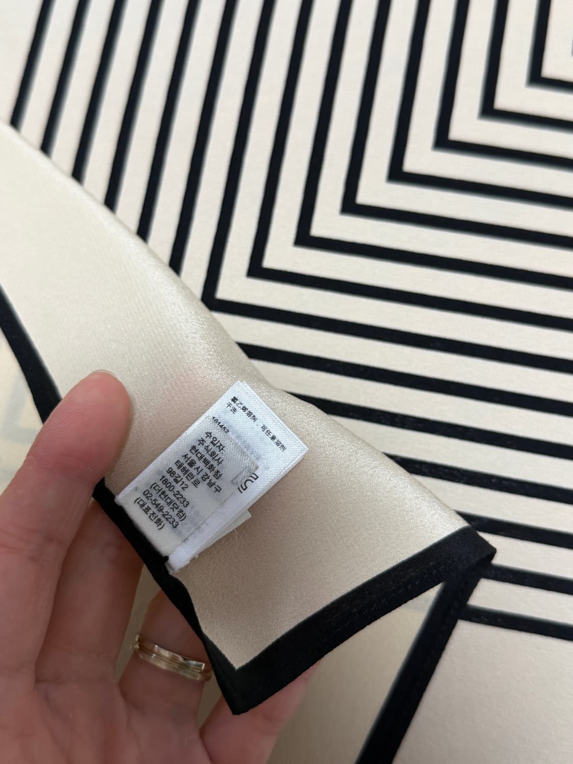 토템 센터드 모노그램 실크스카프 크림 상품이미지5