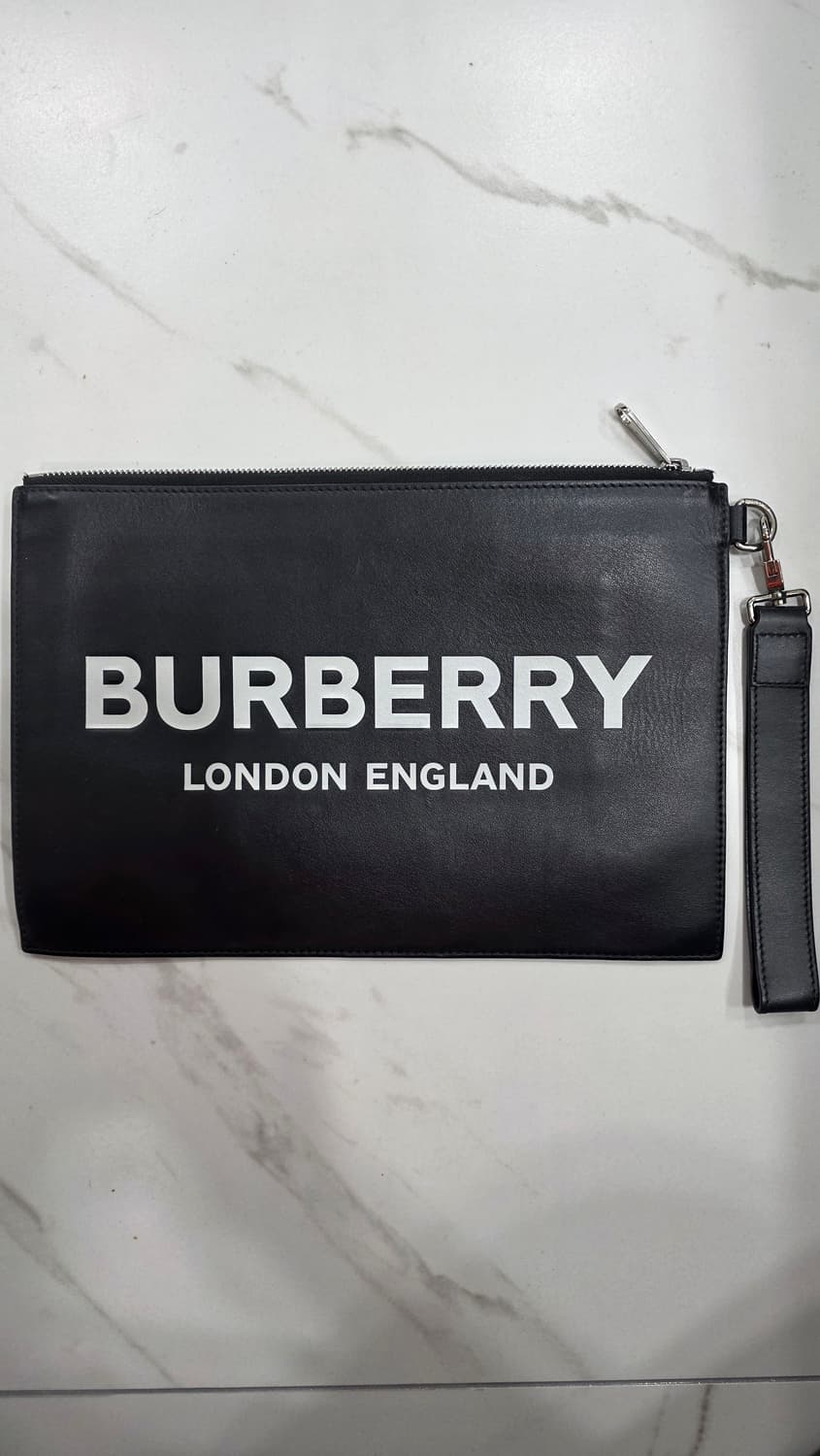 버버리 런던 잉글랜드 로고 프린트 레더 클러치 상품이미지1