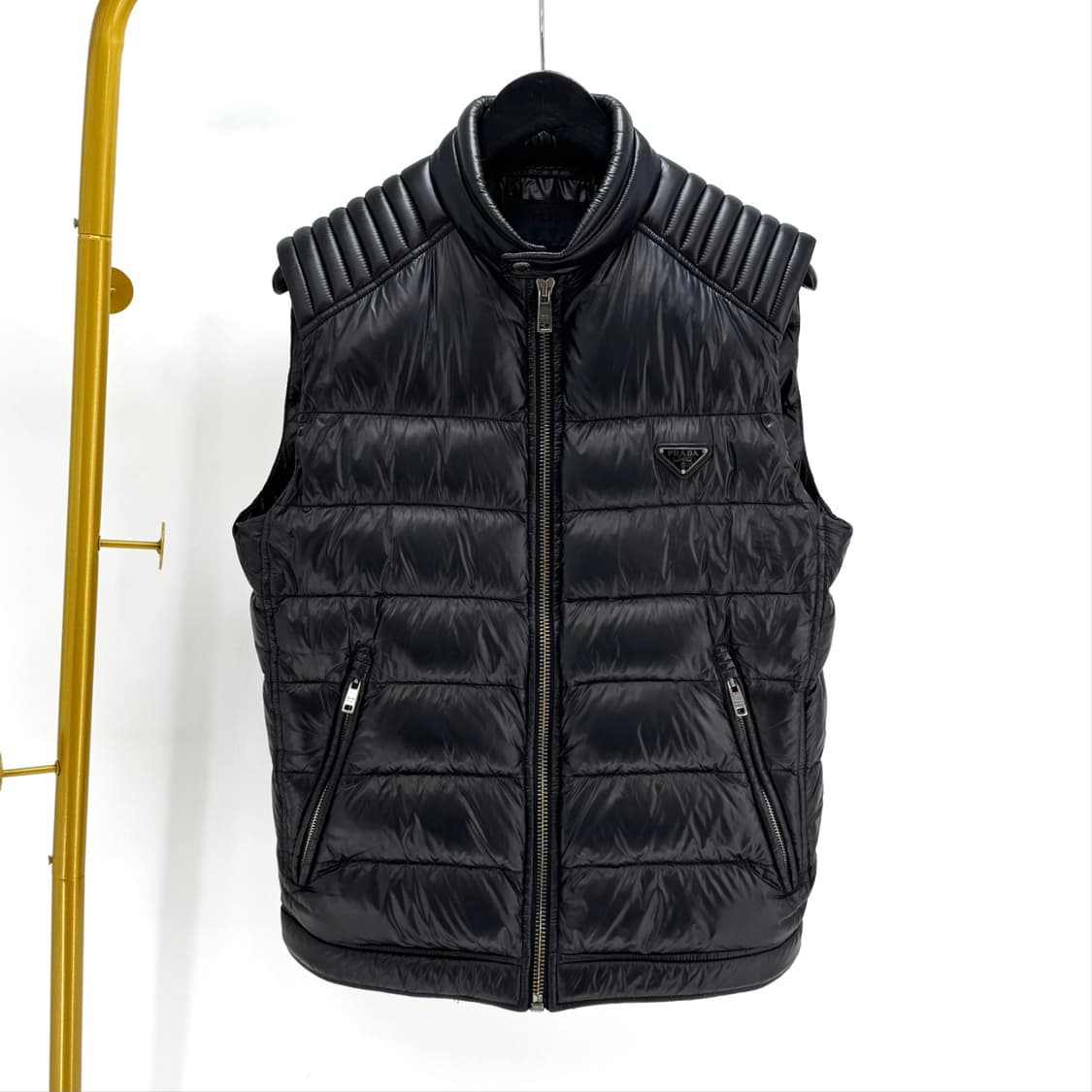 [48사이즈] 프라다 삼각로고 패딩 조끼 베스트 블랙 (SGB628) 상품이미지1
