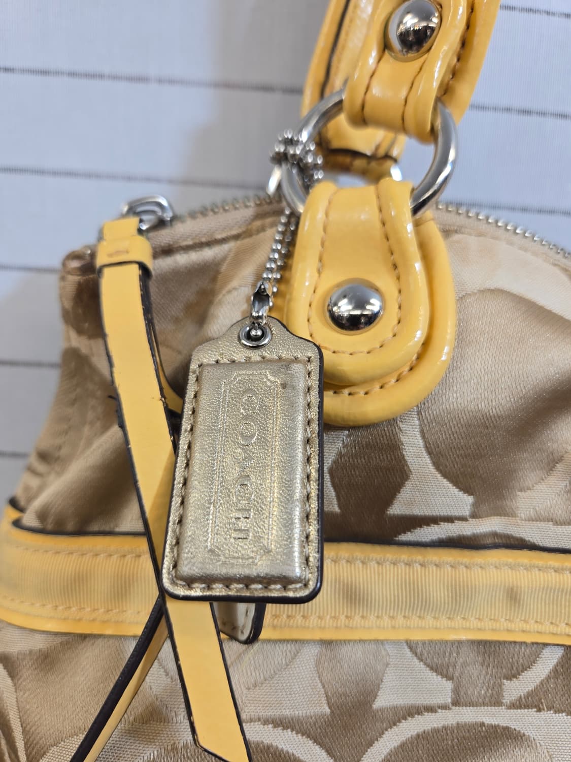 코치 시그니처 숄더백 베이지 옐로우 상품이미지2