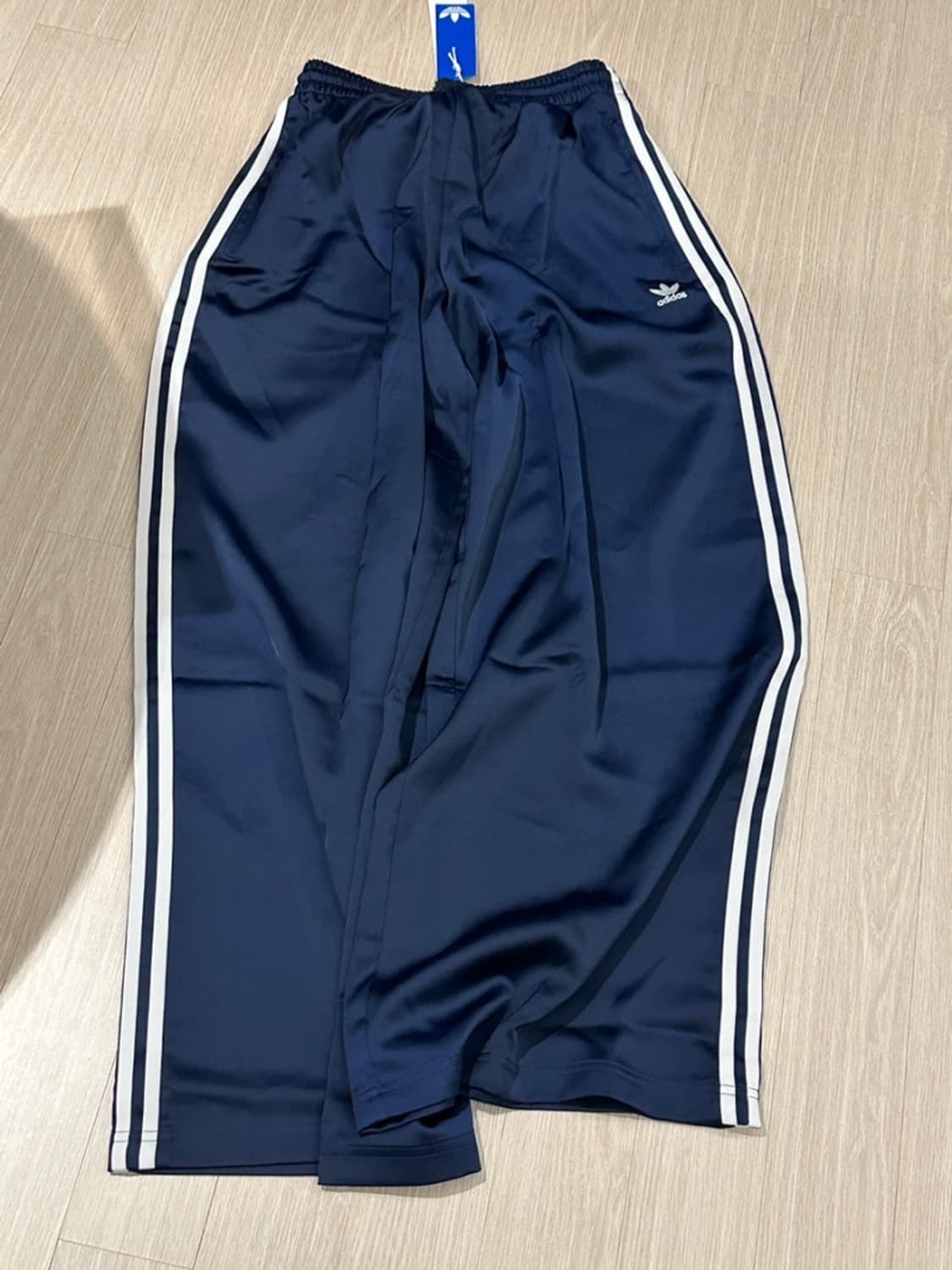 아디다스 새틴 와이드 레그 팬츠 네이비 상품이미지3